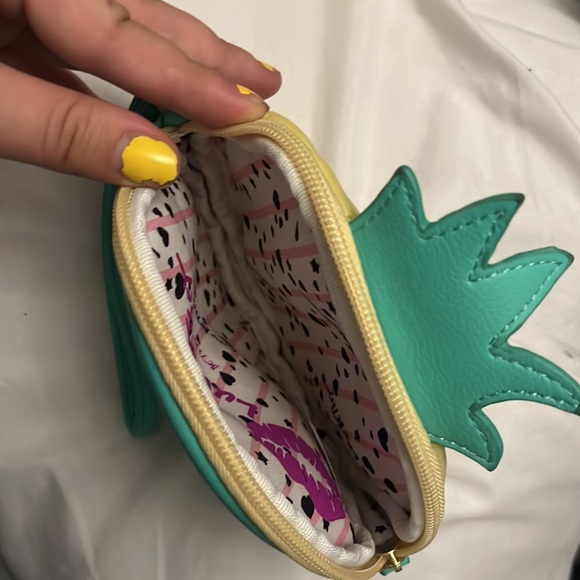 Luv Betsy | Pineapple Wrist Purse - Picture 3 of 3